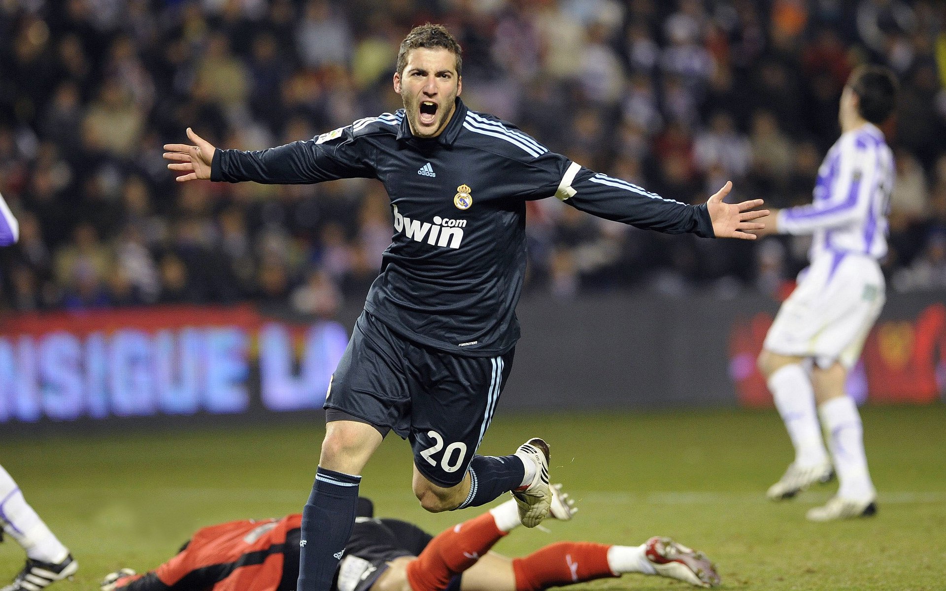 梅西关键传射导演逆转，几内亚速胜那不勒斯展现战术韧性