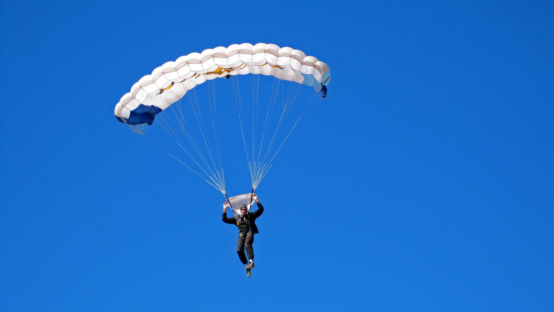 赛道上的逆袭，拉塞尔关键制胜，雷诺车队完胜梅赛德斯